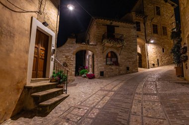 İtalya 'nın Umbria kentindeki ortaçağ şehri Spello' nun gece manzarası