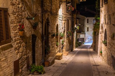 İtalya 'nın Umbria kentindeki ortaçağ şehri Spello' nun gece manzarası