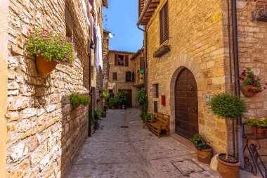 İtalya 'nın Umbria kentindeki ortaçağ şehri Spello' nun sokak manzarası