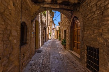 İtalya 'nın Umbria kentindeki ortaçağ şehri Spello' nun sokak manzarası
