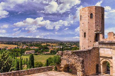 İtalya 'nın Umbria kentindeki ortaçağ şehri Spello' nun sokak manzarası