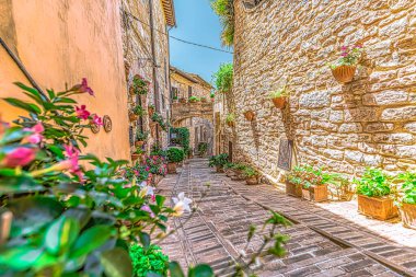 İtalya 'nın Umbria kentindeki ortaçağ şehri Spello' nun sokak manzarası