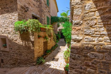 İtalya 'nın Umbria kentindeki ortaçağ şehri Spello' nun sokak manzarası