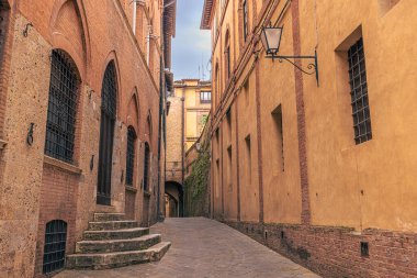 İtalya 'nın Toskana kentindeki ortaçağ şehri Siena' nın sokak manzarası