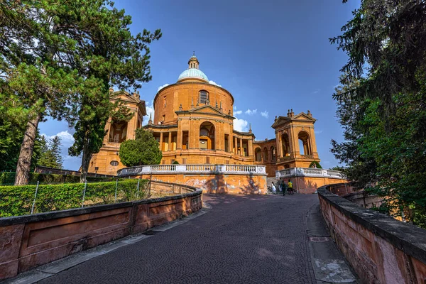 İtalya 'nın Bologne kentine bakan tarihi kilise
