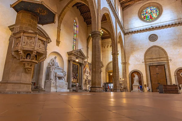 中世の有名なフィレンツェ イタリアのサンタ クローチェ教会内 — ストック写真