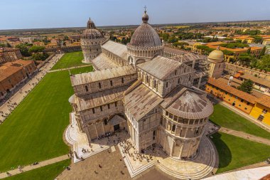 İtalya 'nın Toskana kentindeki ortaçağ şehri Pisa' nın merkez meydanı.