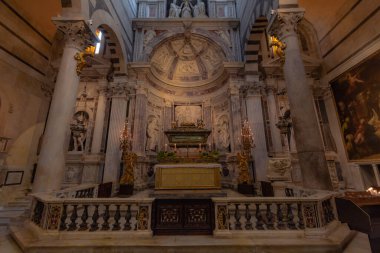 İtalya 'nın Toskana kentindeki ortaçağ şehri Pisa' nın merkez meydanı.