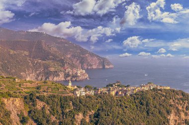 Cinque Terre 'nin manzarası Manarola ve Corniglia, İtalya arasında bir yürüyüş yolu üzerindedir.