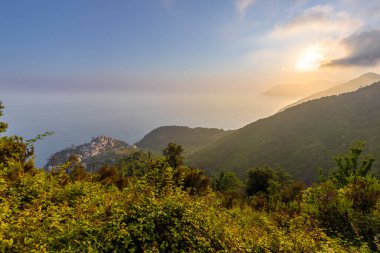 Cinque Terre 'de gün batımı Manarola ve Corniglia, İtalya arasında bir yürüyüş patikasında.