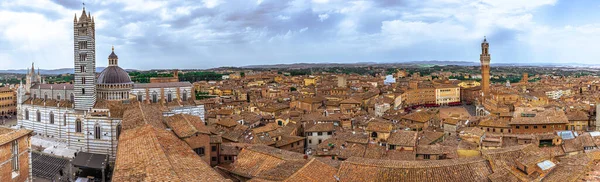 İtalya 'nın Toskana kentindeki ortaçağ şehri Siena' nın panoramik manzarası