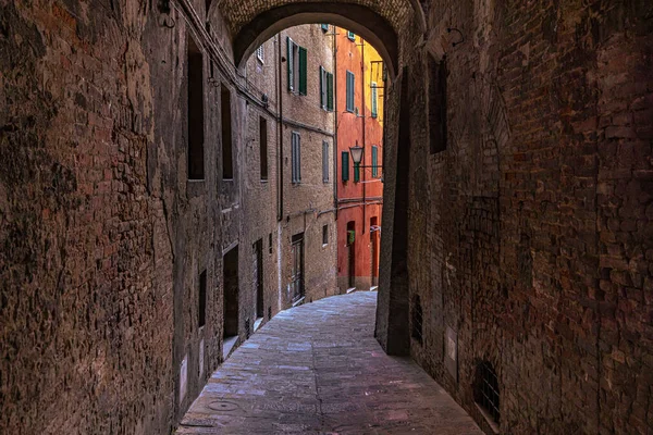 İtalya 'nın Toskana kentindeki ortaçağ şehri Siena' nın sokak manzarası