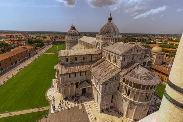 İtalya 'nın Toskana kentindeki ortaçağ şehri Pisa' nın merkez meydanı.