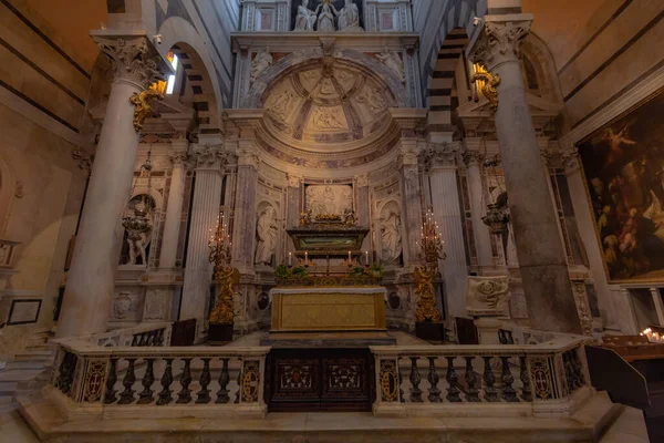 İtalya 'nın Toskana kentindeki ortaçağ şehri Pisa' nın merkez meydanı.