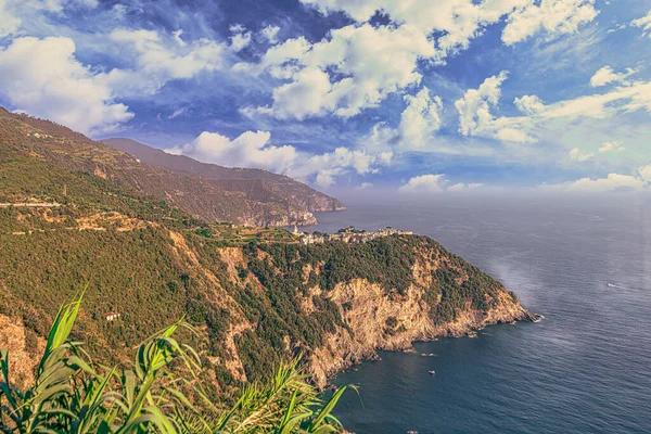 Cinque Terre 'nin manzarası Manarola ve Corniglia, İtalya arasında bir yürüyüş yolu üzerindedir.