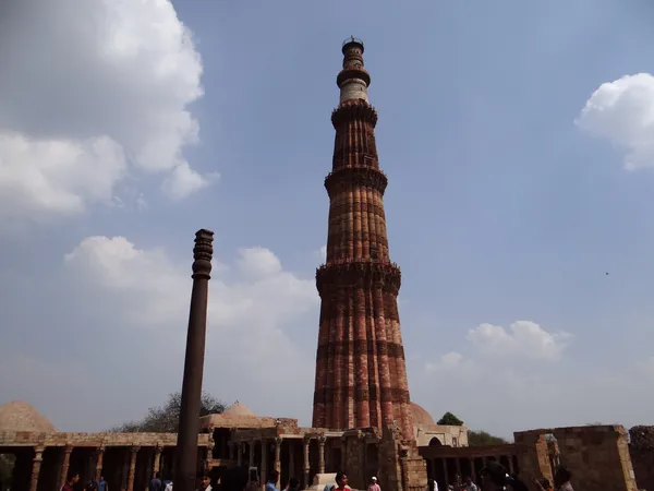 Qutub Minar & Rust Free Iron Pillar 4 — Stok fotoğraf
