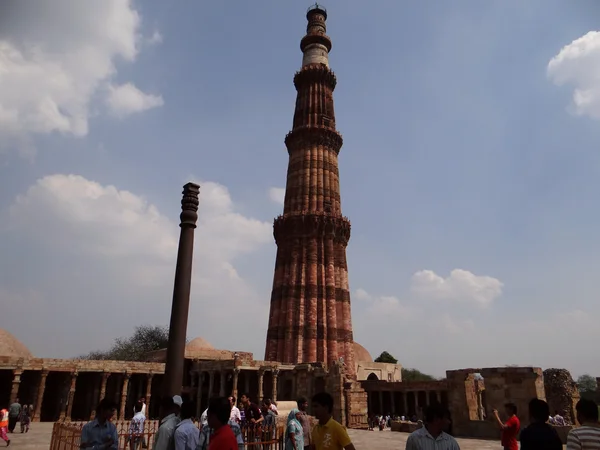 Qutub Minar ve pas ücretsiz demir ayağı — Stok fotoğraf