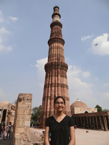 Posing at Qutub Minar — Stock Photo, Image