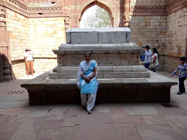 Pose à la mosquée Quwwat-ul-Islam — Photo