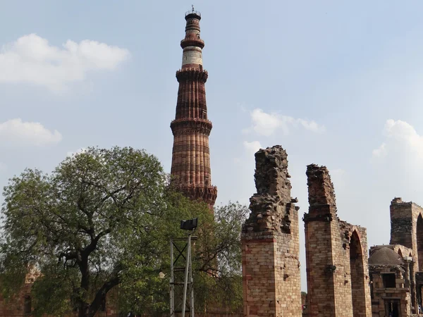 Gamla monument i qutub campus — Stockfoto