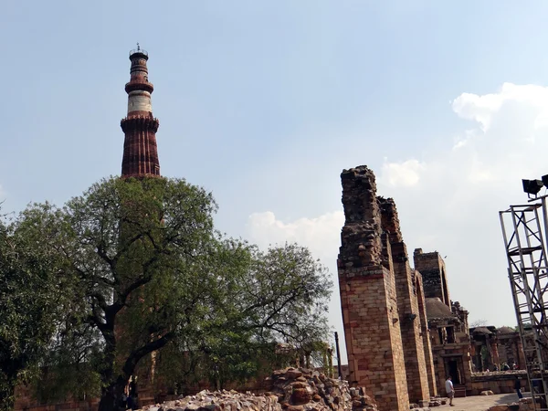 Qutub Minar y Campus1 — Foto de Stock