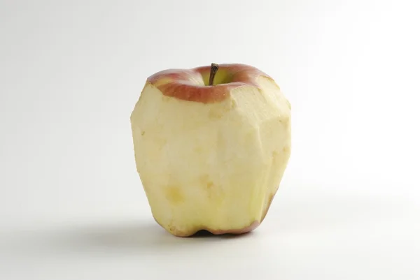 Ein geschälter Apfel — Stockfoto