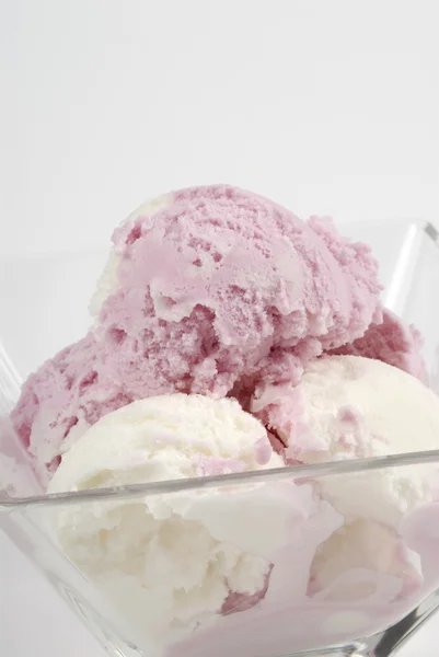 Мороженое и клубника — стоковое фото