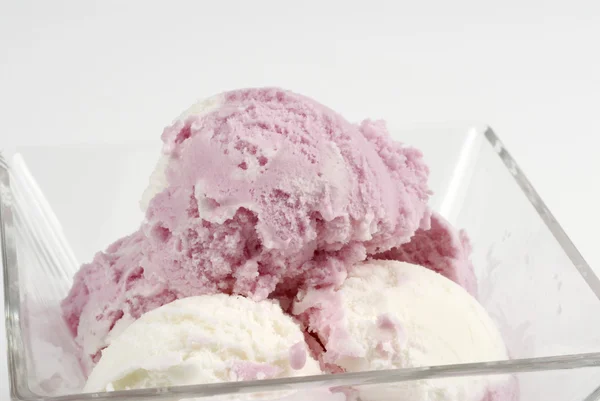 Морозиво і полуниця — стокове фото