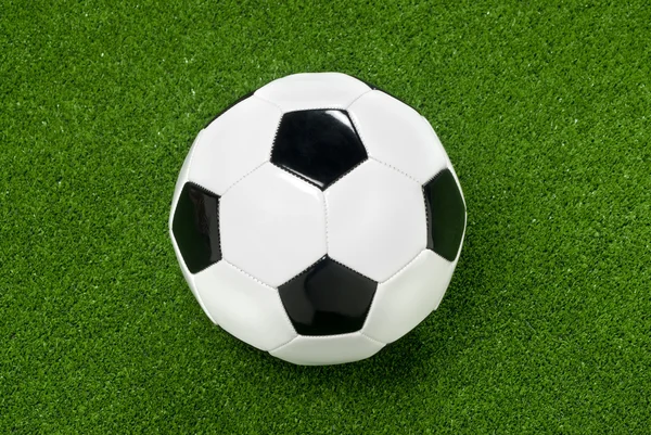 Ballon de football et gazon artificiel — Photo