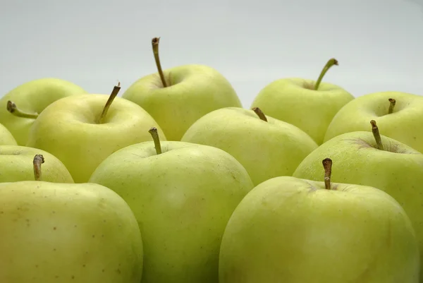 Eine Gruppe grüner Äpfel — Stockfoto