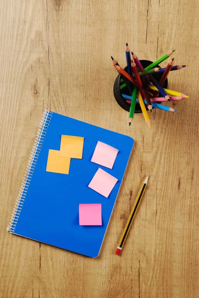 Cuaderno y lápices — Foto de Stock