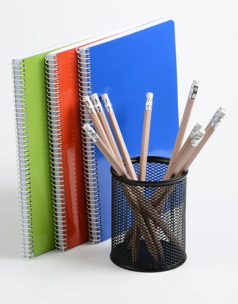 Notitieboekjes en pennen — Stockfoto