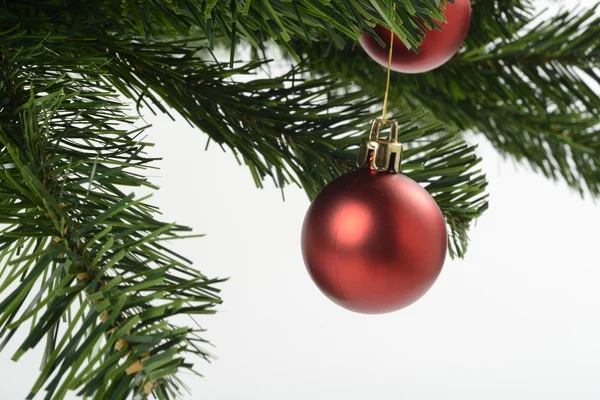 Rode decoratieve bal op kerstboom — Stockfoto