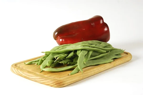 Fagiolini e pepe rosso in un tavolo — Foto Stock