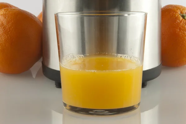 Juicer en sinaasappelen — Stockfoto