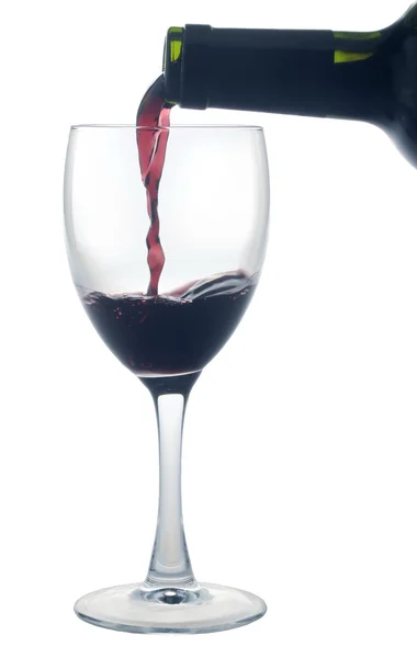 Nalewanie wina czerwonego w filiżance — Zdjęcie stockowe