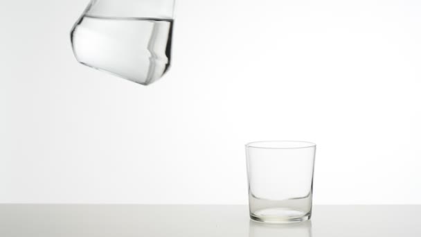 Wasser in ein Glas gießen — Stockvideo