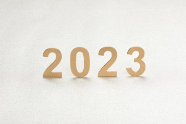 Fantezi beyaz arka planda 2023 yeni yıl sayısı, tasarım için kompozisyon