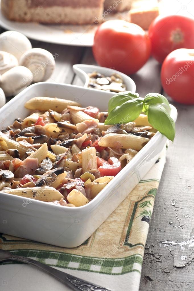 Pasta with mushrooms, tomatoes and ham