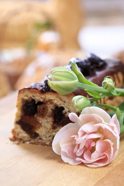 Пасхальный домашний торт с сухофруктами — стоковое фото