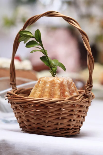 Osterhefekuchen in kleinem Korb — Stockfoto