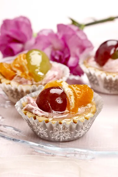 Muffins fylld med färsk frukt. — Stockfoto