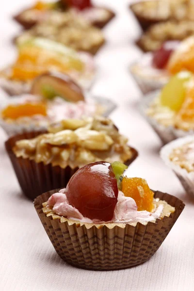 Cupcakes gefüllt mit frischen Früchten. — Stockfoto