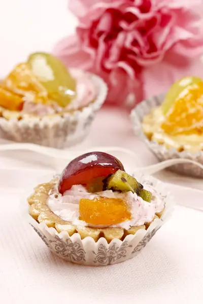 Taze meyve ile dolu cupcakes. — Stok fotoğraf