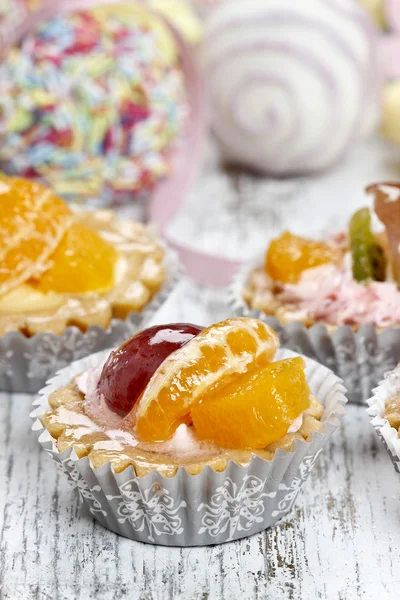 Cupcakes γεμίζουν με φρέσκα φρούτα. — Φωτογραφία Αρχείου