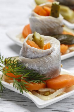 Salamura ringa balığı sebze ile ahşap masanın üzerine alır.