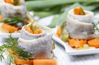 Salamura ringa balığı sebze ile ahşap masanın üzerine alır.