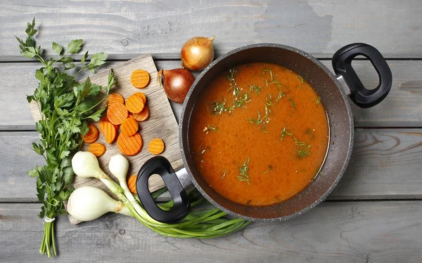 오래 된 woode에 신선한 야채와 토마토 수프 냄비에 최고의 보기 — 스톡 사진