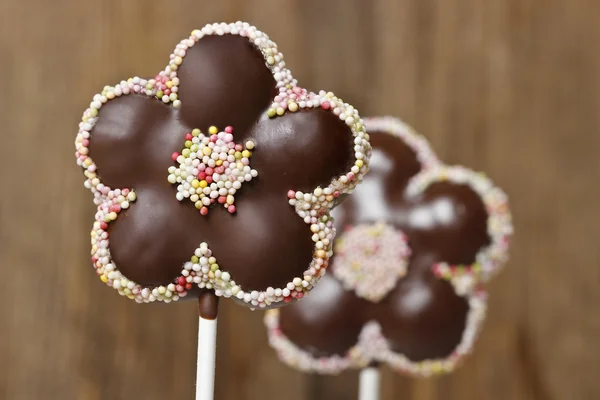 Schokoladenkuchen knallt in Blütenform — Stockfoto