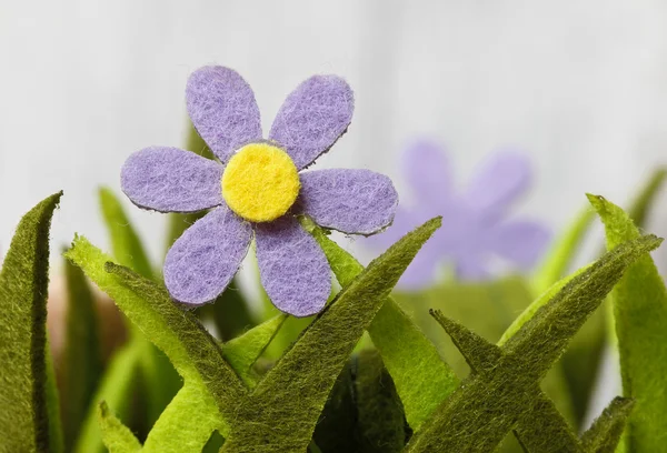 Künstliche Blume auf Kunstrasen - Konzept — Stockfoto